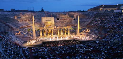 Een uitvoering van Aida in de Arena van Verona, het beroemde openluchttheater waar nog steeds veel opera's worden uitgevoerd.